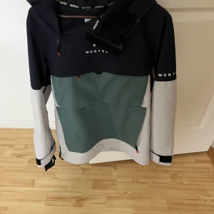 Montec vindjacka i färgblock - Snygg vindjacka från Montec. Använt 10 gånger jättefin jacka till att åka slalom/snowboard allmänt under vintern storlek S