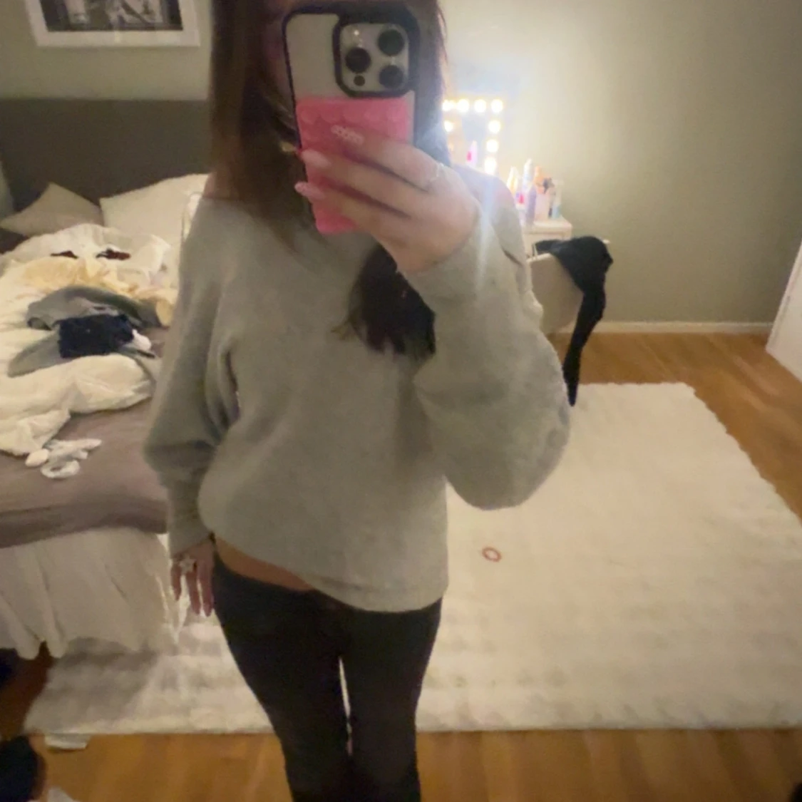 Ljusgrå offshoulder stickad tröja