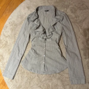 Skjorta från Armani Jeans - ”Figursydd” ljusblå/ljusgrå skjorta från Armani Jeans! Säljer då den inte kommer till användning. Storlek M men sitter som en S💕