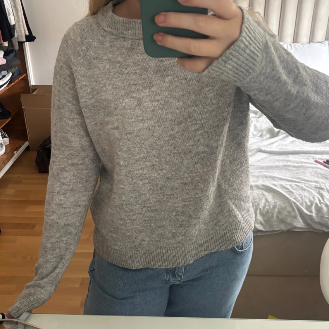 Grå stickad tröja