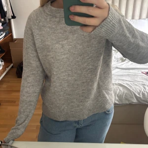 Grå stickad tröja - Mysig grå stickad tröja från Vero Moda 