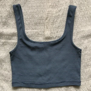 Randig topp!💋 - Superskön croppad topp med ett snyggt randigt mönster i mörkblått och ljusblått. Knappt använd och den har kvar den där nyköpta känslan!💋