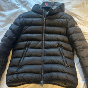 Svart Colmar jacka - Säljer min jättefina colmarjacka, den köptes förra vintern och har inge defekter då jag använt den ganska få gånger, storlek 48 vilket egentligen motsvarar XL men tycker de har så sjukt små storlekar så den passar mig jättebra som vanligtvis har S/M. Nypris ca 4.500kr