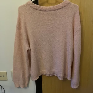Ljusrosa stickad tröja - Super fin rosa stickad tröja från lager 157, är lite nopprig men inget jag tänker på eller stör mig på. Färgen är lite konstig på bilden, den är lite mer rosa i verkligheten.
