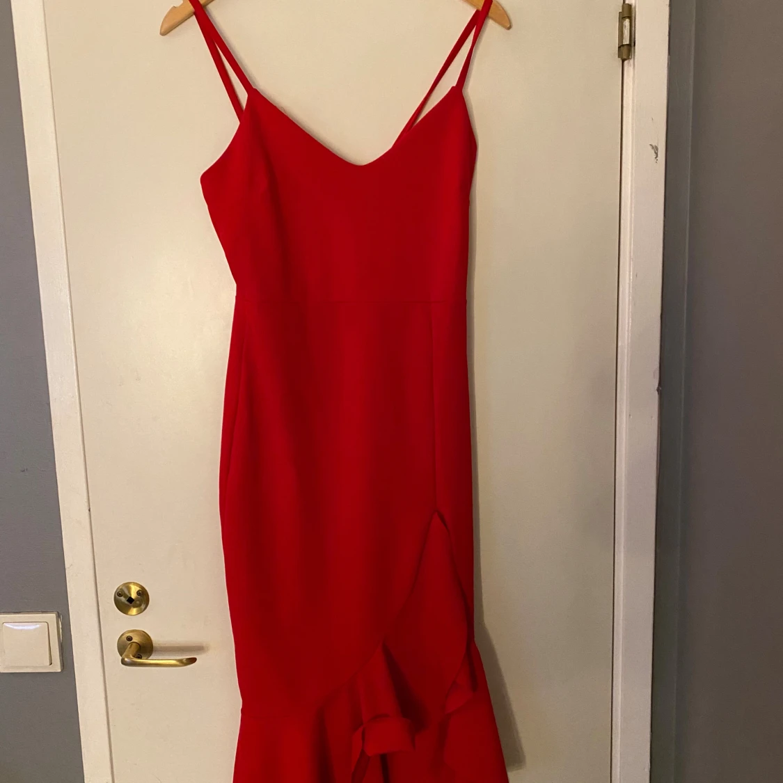 Röd långklänning med volang