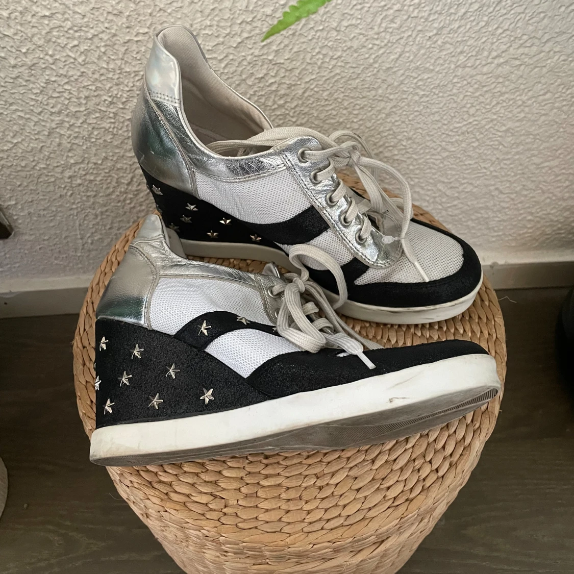 Coolaste sneakers med klack och stjärnor