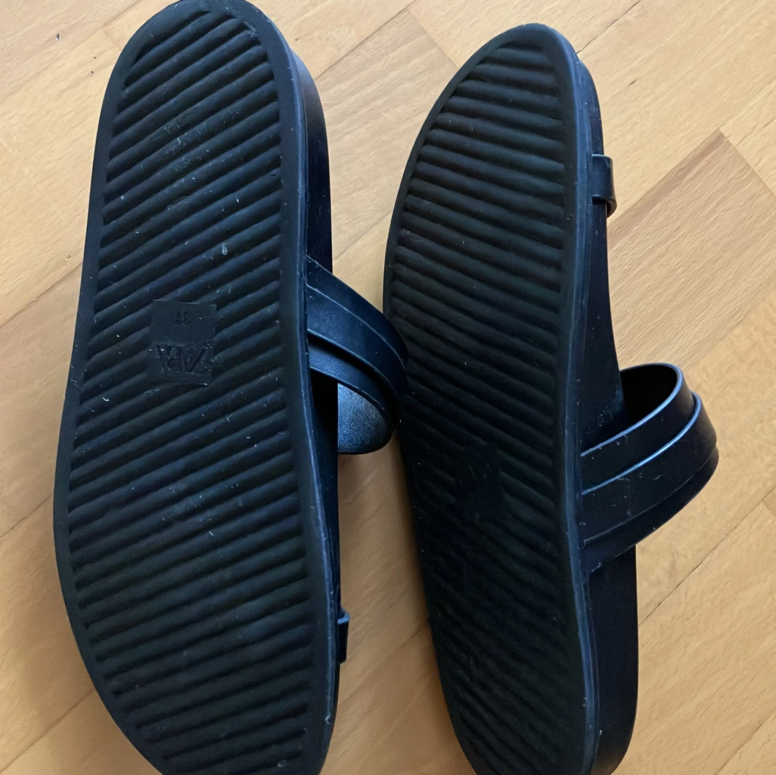 Svarta sandaler med spännen från Zara - 4