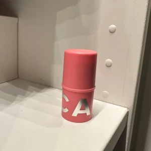 Caia Blush Stick Berry Smoothie - Blush stick från Caia Cosmetics i färgen Berry Smoothie. Var ej min färg så den har inte använts mycket och väljer därför att sälja.