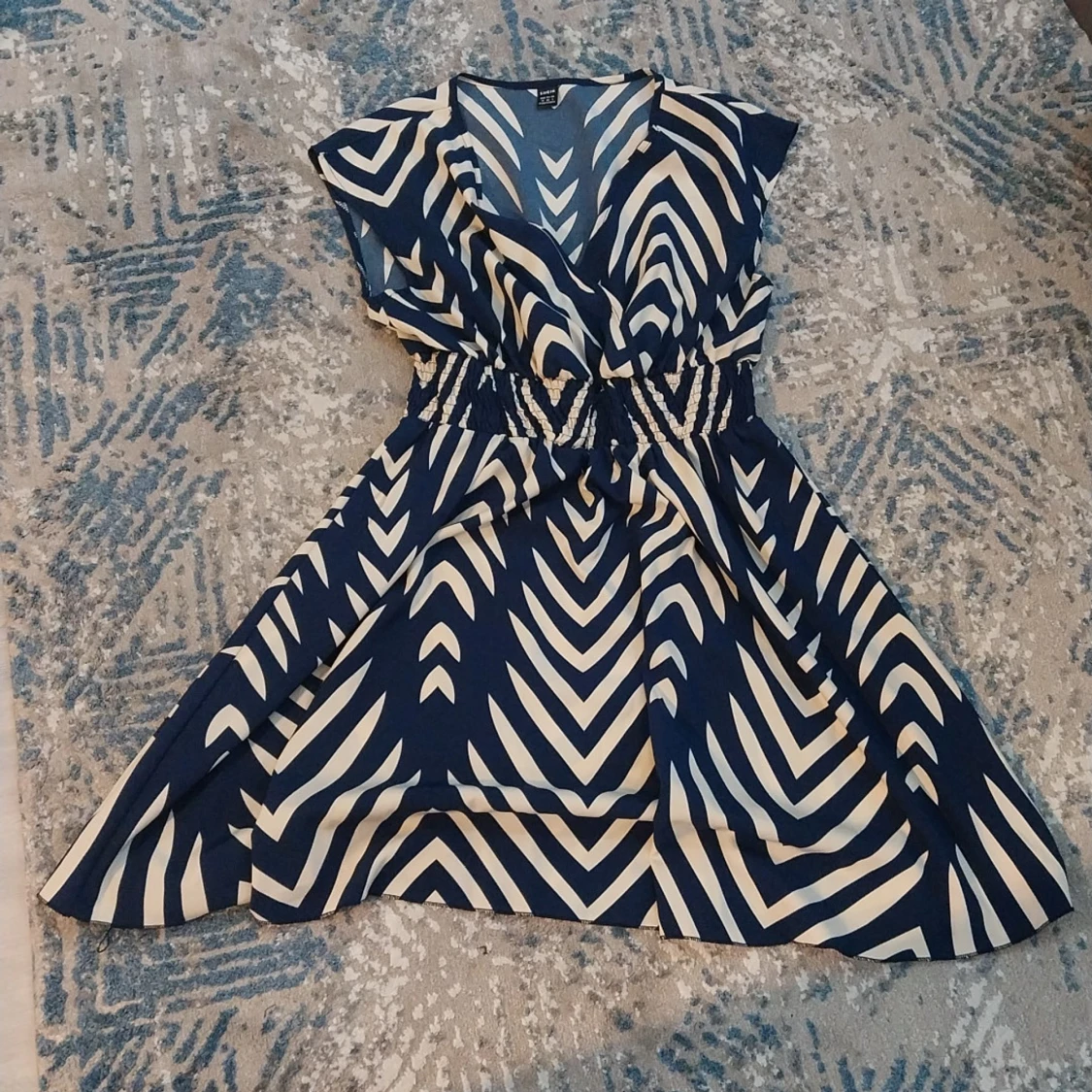 Marinblå och vit omlottklänning