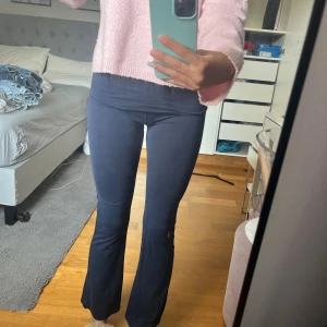 Yoga pants  - Jag säljer mina mörkblåa yoga pants då de är för små och för korta för mig. Jag har använt dom få gånger så de är i bra skick. 