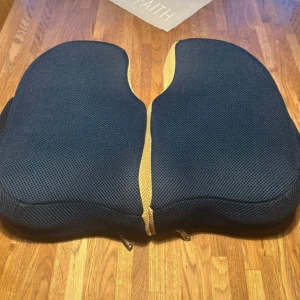 Theralux vikbar ergonomisk sittdyna - Theralux vikbar ergonomisk sittdyna, designad för att avlasta sittben och svanskota samt förbättra hållningen. Dynan är i mycket gott skick, med slitstark mesh-yta och praktisk bärrem. Perfekt för kontor, bil eller hem. Helt ny och inplastad! Passa på då den är mycket svår att få tag i!