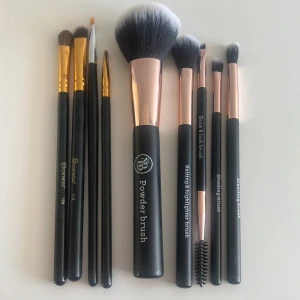 Set med 9 st sminkborstar  - Säljer ett komplett set med sminkborstar i. Inkluderar powder brush, setting & highlighter brush, shading brush, blending brush, brow & lash brush samt flera mindre borstar för detaljer. Vissa har aldrig använts. De som har använts är såklart tvättade och rena.