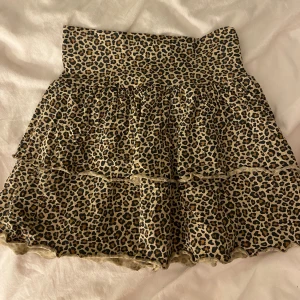 Leopard kjol - Leopard kjol från H&M. På hemsidan är den slutsåld i alla storlekar! Använd 1 gång inga defekter 