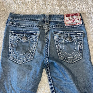 True Religion jeans   - Ett par vintage true religion jeans i ett jätte bra skick!  Modell Billy super T  De är i storlek 31 vilket motsvarar M De har gått upp lite vid högra benet nere vid foten men jag har sytt ihop lite så det inte längre är ett hål.  Skriv gärna vid frågor och funderingar💞