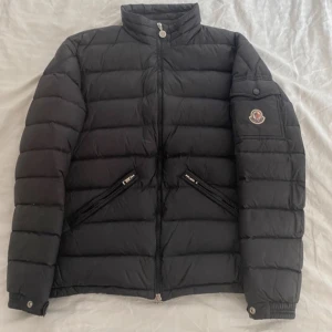 Moncler jacka - Moncler jacka i skick 9/10. Storlek M, skriv vid frågor och bilder.