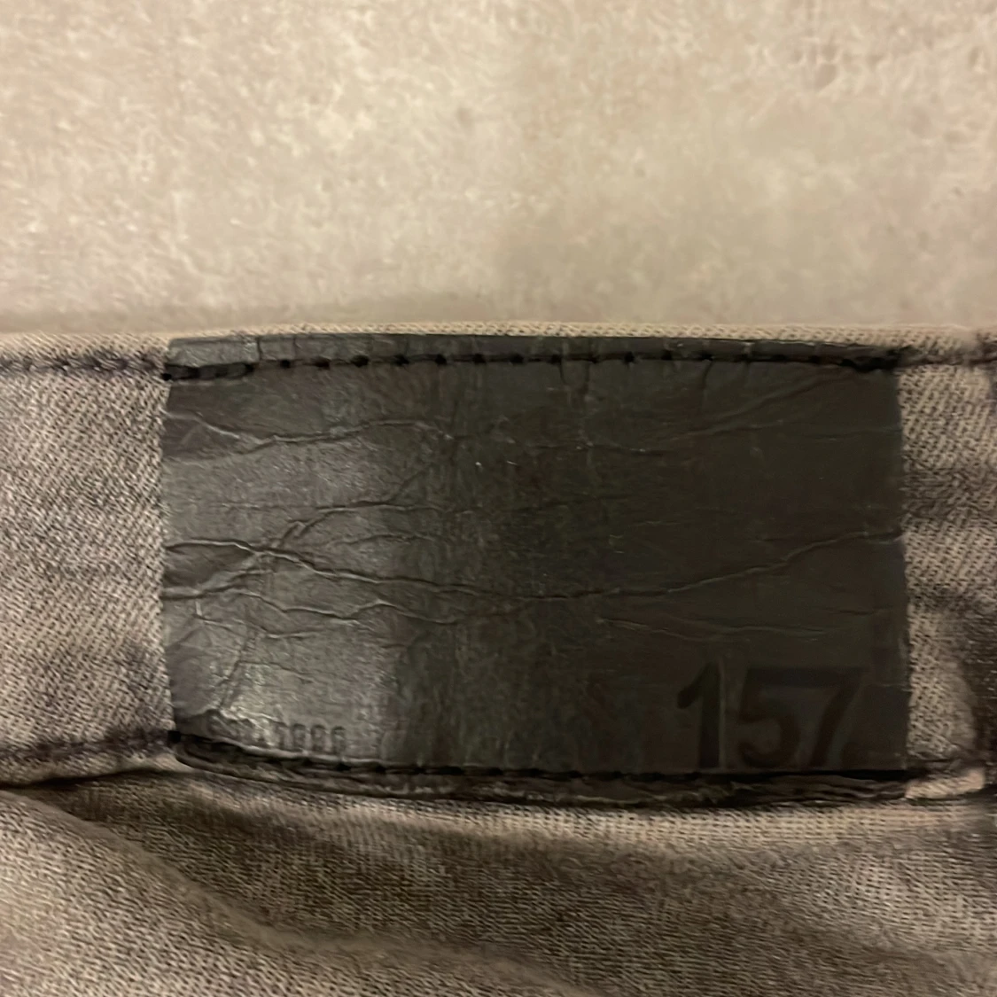 Grå bootcut jeans med svarta detaljer - 3