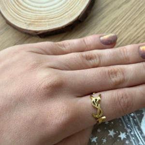 Guldfärgad ring i stål YSL inspirerad - Supersnygg ny ring i stål (YSL inspirerad) Kommer i fin presentpåse, perfekt som present 🤗Köpt på marknad, men har aldrig använt den. Den är även justerbar! 