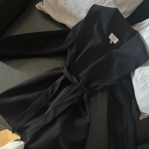 Svart Vila kappa - Helt oanvänd svart mellan lång kappa • Materialet är jätte skönt och inte stickit (upplever ofta att kappor kan vara stickiga och obekväma, men just denna är superskön) • Köpt för ca 599 kr 💗 • Säljer då den tyvärr är lite för stor för mig och bara hänger i garderoben, annars är det verkligen min favorit kappa 🥲 