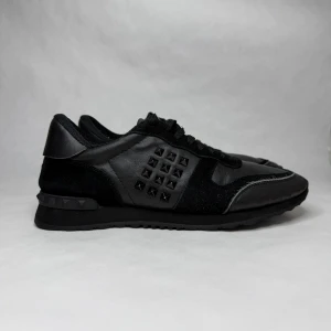 Valentino Rockrunner  -  Säljer nu feta rock Runners i jättebra skick 8/10 storlek 43. Inga stora skador eller liknande. Hör av dig vi frågar eller fundering 🤔 