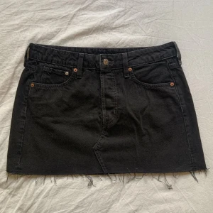 Jeanskjol!💋 - En supersöt oanvänd svart jeanskjol som kan användas mångsidigt både dag och natt som vardagsplagg eller för en utekväll! Jättesnygg att layera med över byxor eller att ha som topp!💋