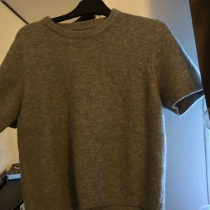Grå stickad tröja - Stickad T-shirt från zara strl s,har klippt bort lappen för den skavde 🥹knappt använd 🩷
