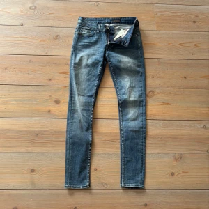 Tiger of Sweden Slender jeans blå - snygga jeans👖 - Tiger of Sweden Slender jeans blå i strl 30/30. Skinny jeans och bra kvalité - perfekt tillskott till garderoben🙌 Clean look & utan defekter✅Endast 299kr!🎁 Gratis frakt hela veckan! 