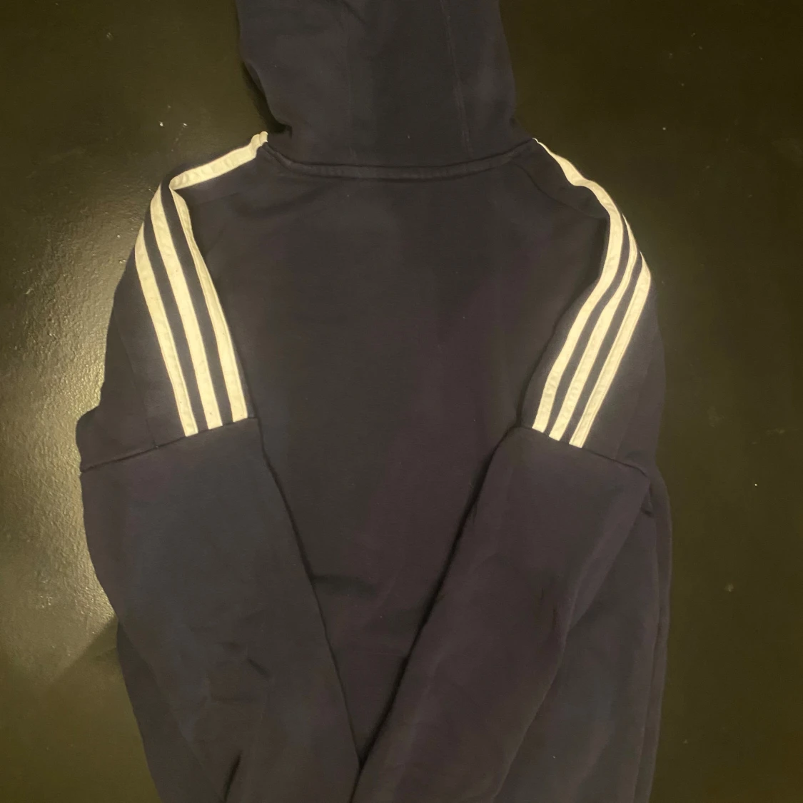 Mörkblå Adidas hoodie med tryck - 1