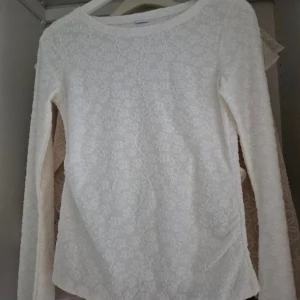 Vit blommig långärmad tröja Lindex - Supersöt vit långärmad tröja från Lindex med  blommönster över hela tyget. Tröjan är i ett mjukt, stretchigt material som sitter skönt. Perfekt för dig som gillar romantiska detaljer och stilren look. Passar även mig i storlek xs o s 🎀🎀