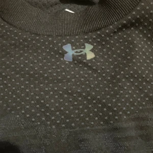 Svart  träningströja Under Armour - Helt ny! 