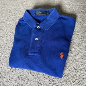 Polo Ralph Lauren piké blå S - Polo Ralph Lauren piké i blå. Väldigt bra skick se detaljer på bilderna. Storlek S. Fråga gärna om du har några fler frågor.