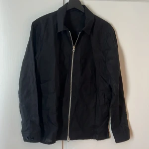 J.lindeberg overshirt - Snygg j.lindeberg overshirt i tunnt material bra skick storlek S