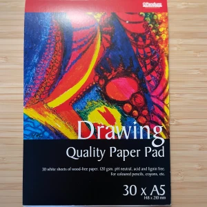 Drawing Quality Paper Pad🎨 - Perfekt för dig som älskar att rita! Blocket innehåller 27 vita A5-ark av hög kvalitet, idealiska för färgpennor och kritor. Då jag har använt 3 ark. Skapa egna konstverk eller teckna dina favoritkaraktärer. Jag har ritat Hermione Granger från Harry Potter som ni ser på bild 3😍Syrafritt och pH-neutralt papper för långvariga resultat.