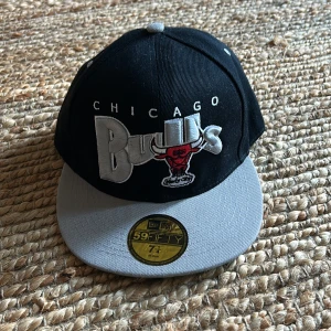 Chicago BULLS Keps - Två svart, grå kepsar med grön underlag har 2 st men skicka om du vill köpa en. 1 keps=150, 2 keps=300, jag ändrat priset när ni ska köpa.
