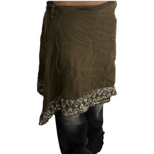 Olivgrön omlottkjol med paljetter - Aldrig använt 