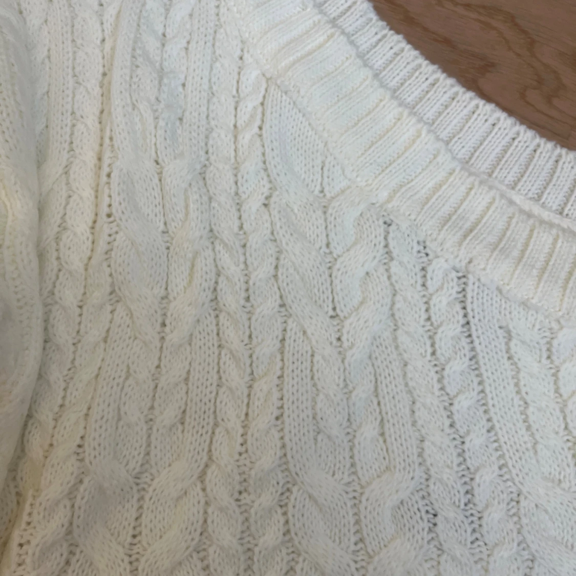 Vit stickad offshoulder tröja - 1