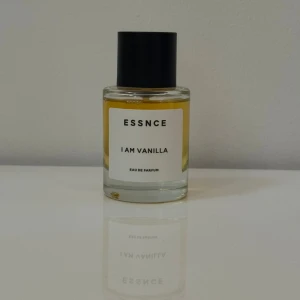 Essnce – I Am Vanilla - Essnce – I Am Vanilla 🌸                         Endast testad ett fåtal gånger – nästan full flaska!                                                                En varm och söt vaniljdoft med en bärig twist. Toppnoter av vanilj, jordgubbe och orkidé, hjärtnoter av tonkaböna och basnoter av brunt socker, mysk och amberwood. En mysig och feminin doft som känns både krämig och sensuell, perfekt för dig som älskar varma gourmanddofter.