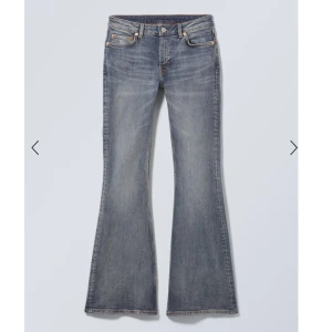 Weekday Flame Low Flared Jeans blå - Säljer ett par blå Weekday Flame Low Flared Jeans, lågmidjade och bootcut💕 Storlek 24/34 Passar mig som är ca 169 cm😇 Skriv för mer detaljerade bilder! Köpta för 590 kr!