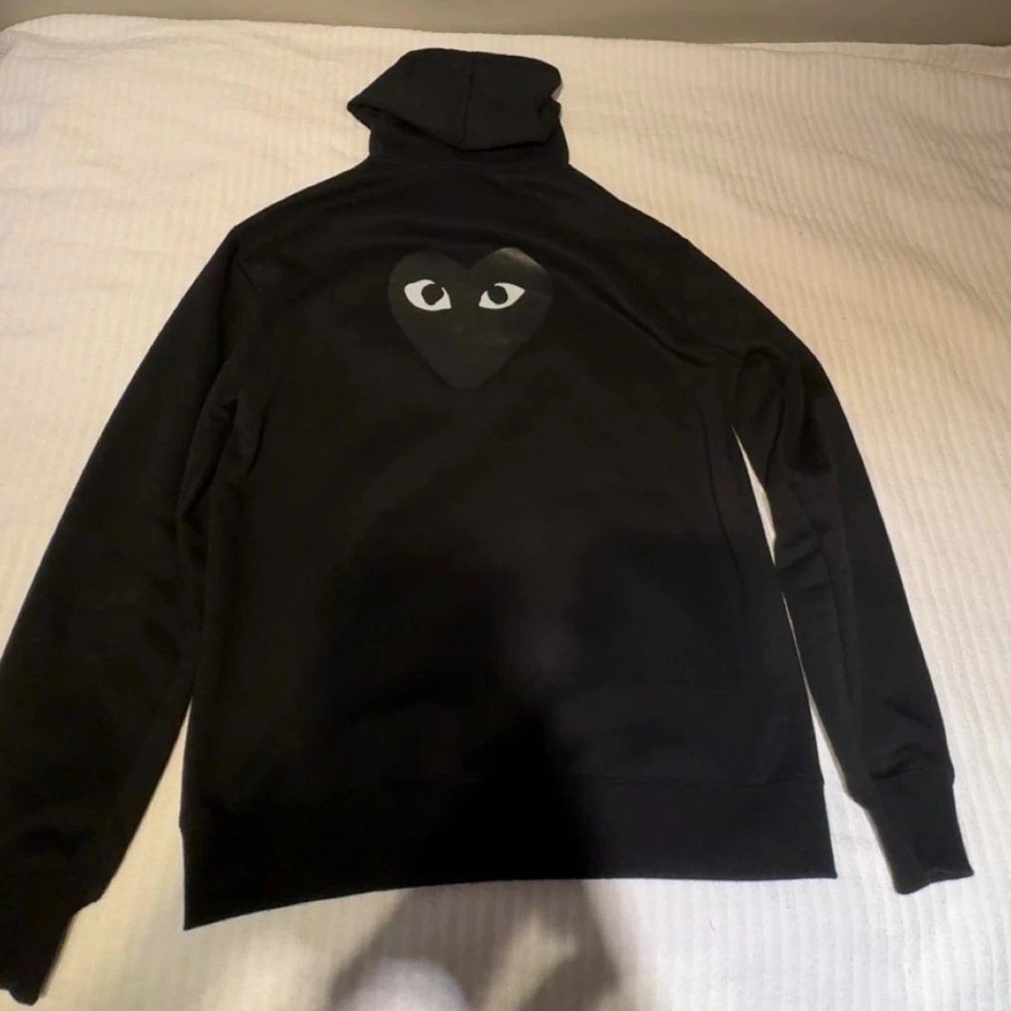Svart hoodie med hjärtdetalj Comme des Garçons - 1