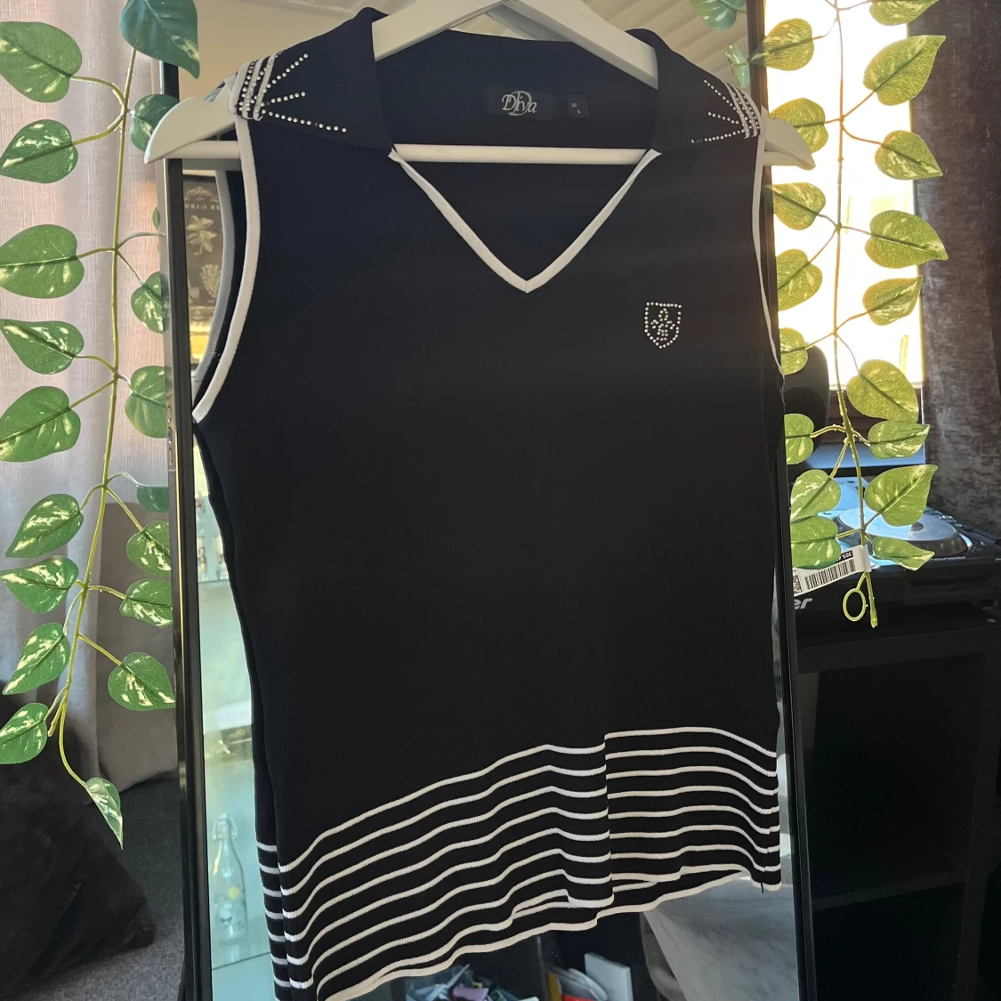 Svart ärmlös topp med krage från Diva - 3