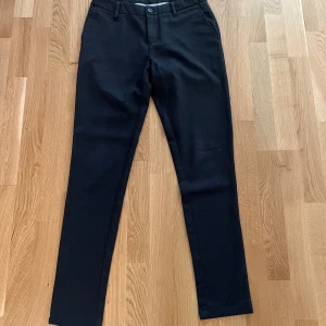 Gråa kostymbyxor strl 28/30 i slim fit och nyskick! - Gråa kostymbyxor i nyskick som behöver en ny ägare. 