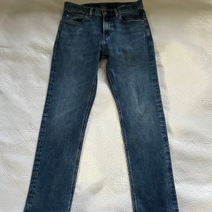 MOSA Straight G-Star RAW, 30/32. Originalpris 1600kr. - Säljer ett par klassiska blå jeans från G-Star RAW med fem fickor och snygga kontrastsömmar. Jeansen har rak passform och normal midja, tillverkade i slitstarkt denim. Perfekta för dig som gillar en tidlös och clean look. Originalpris 1600.