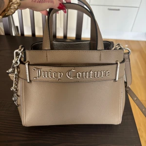 Juicy Couture  - Köpt i våras och endast använt två gånger så i nyskick, köpt för 1499:- om jag inte minns fel.