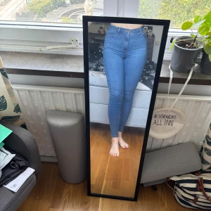 Blå skinny high waist jeans - Säljer ett par ljusblå skinny jeans med hög midja. Jeansen har smal passform hela vägen ner och är tillverkade i stretchigt denimtyg för en tight och bekväm känsla. Perfekta för dig som gillar en clean och enkel look. Endast använda 2-3 gånger så är som nya. Står att de är i storlek XL men sitter precis som storlek M då jag själv oftast har M. Pris går att diskutera.