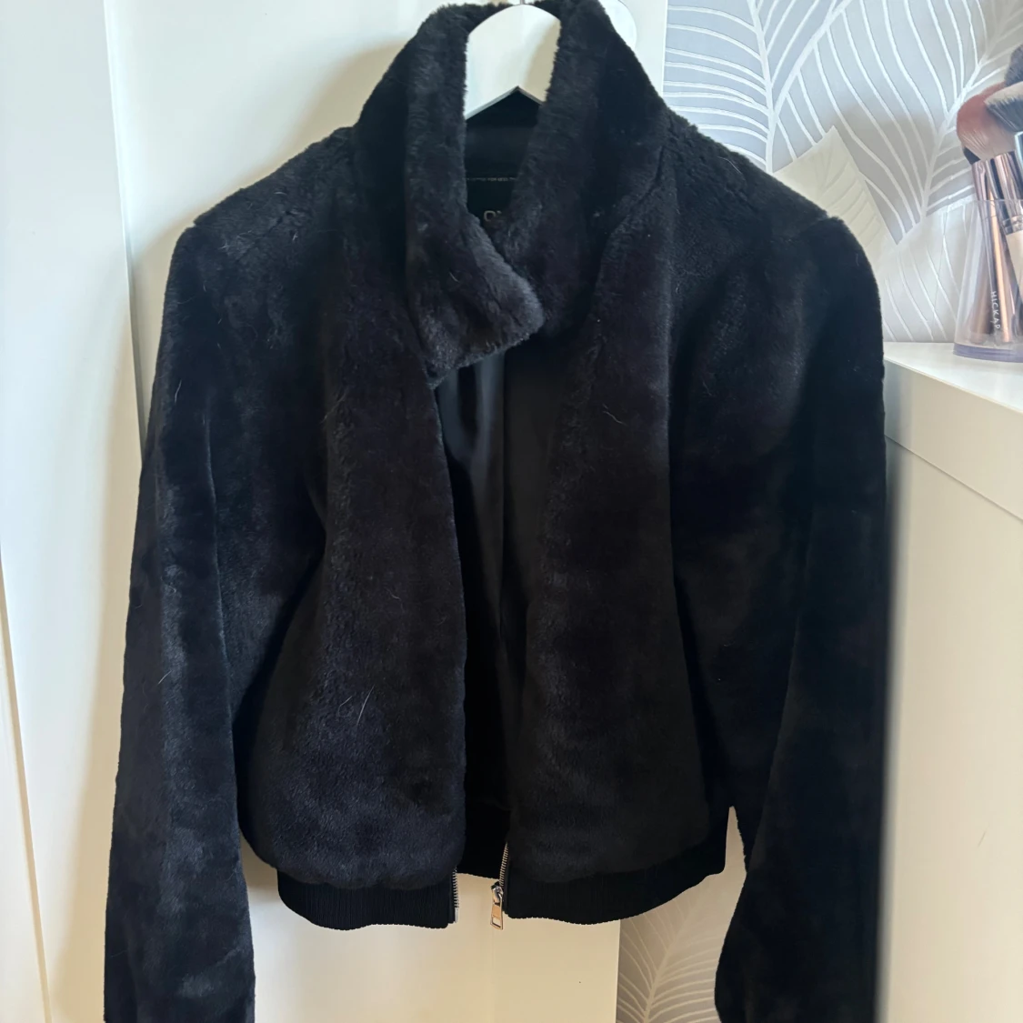 Svart pälsjacka med dragkedja