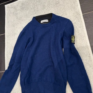 Stone island tröja  - Stone island tröja barn storlek, bra skick. Tvättas innan köp