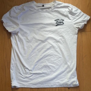 Vit t-shirt - Hej säljer en vit t-shirt med texten here for the Bert på framsidan och baksidan, priset kan diskuteras 