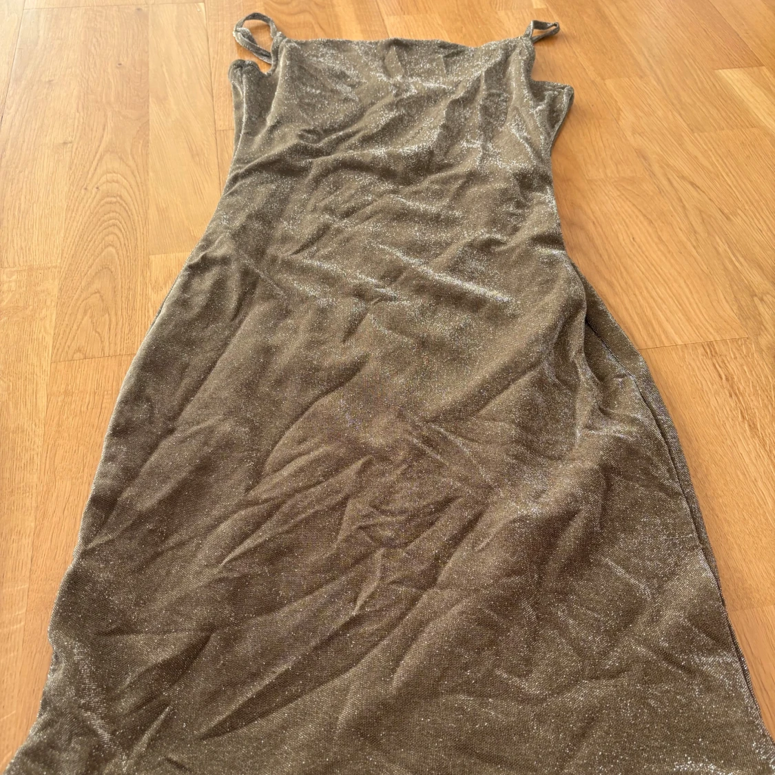 Glittrig brun klänning från BikBok