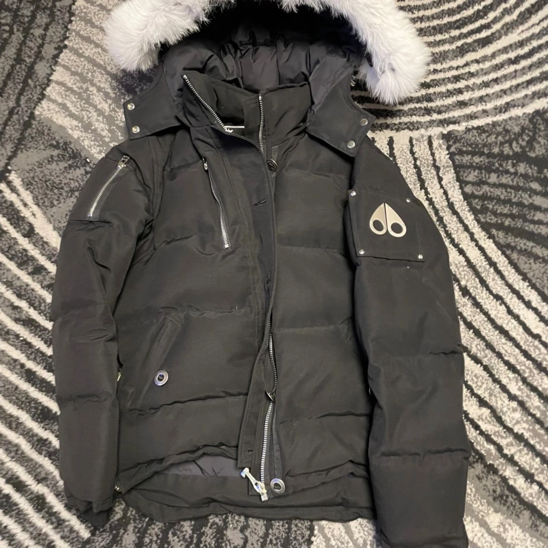 Svart Moose Knuckles dunjacka med päls