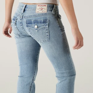 Ljusblå bootcut jeans true religion  - Säljer ett par ljusblå jeans ”joey low rise flare” från true religion!! Har lite defekter längst ner på jeansen, men annars fint skick. kom privat för de bilderna❤️w25