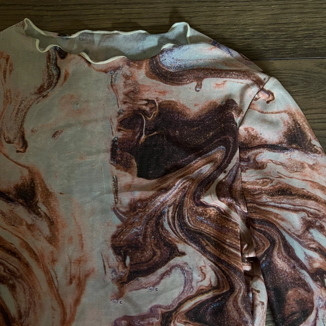 Mesh topp med swirlmönster i brunt - 1